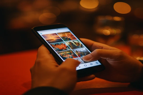 হাতের স্মার্টফোন নিয়ে একজন ব্যবহারকারী ডিজিটাল প্ল্যাটফর্মে স্বাচ্ছন্দ্যে ব্যবহার করছেন